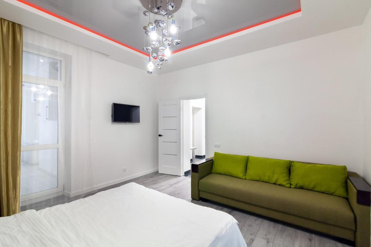 Апартаменти Leogrand On B Khmelnytskogo 27a *